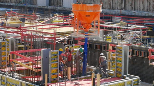 Stavebnictví kleslo i v dubnu, průmysl zpomalil růst, obchod byl v přebytku