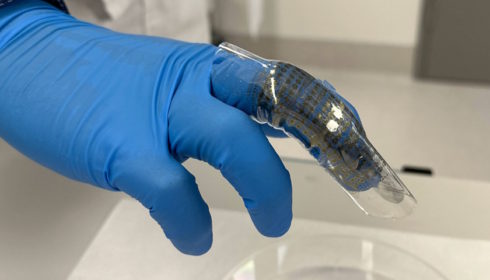 Experimentální zařízení generuje energii skrze ohýbání prstu