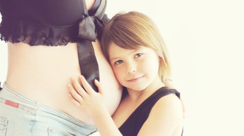 VoZP zvyšuje příspěvky pro těhotné a maminky po porodu