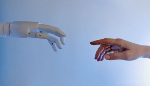 Závod v umělé inteligenci mění pravidla hry, generativní AI se stává běžným standardem